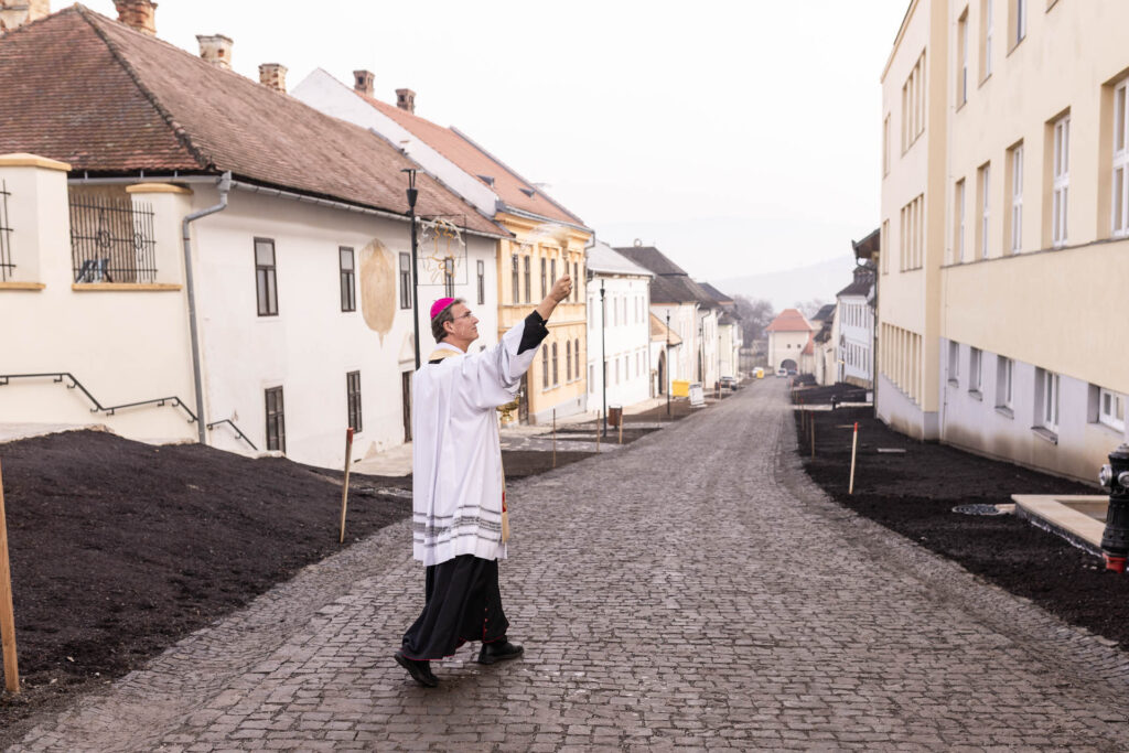 POŽEHNANIE OBNOVENEJ KAPITULSKEJ ULIČKY V SPIŠSKEJ KAPITULE